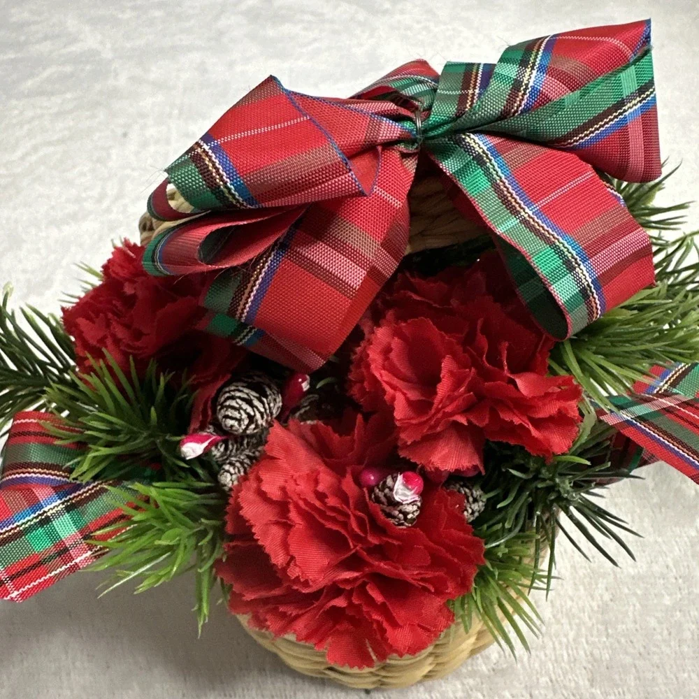 Vintage Small Wicker Christmas Basket With Floral Lid Ribbon Multicolor 4